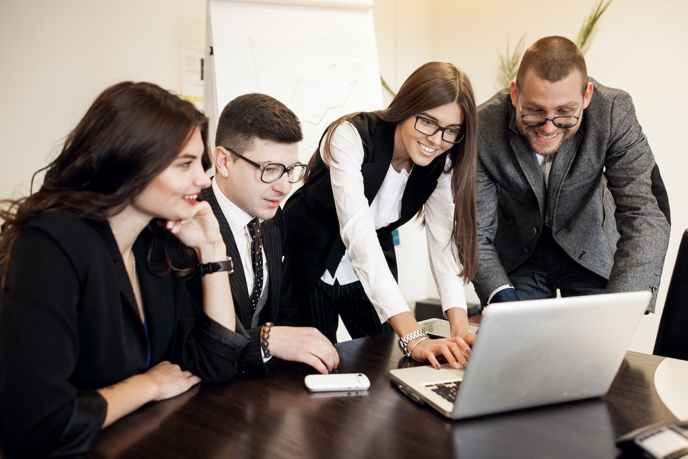 oficina-grupo-negocios-discusion